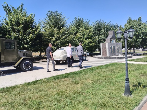 Проведены рабочие встречи и выездные мероприятия с Главой Комитета Культурного Наследия Республики Ингушетия Кодзоевым Тимирланом Умаровичем и директором Джейрахско-Ассинского музея-заповедника Сампиевым Ахмедханом Алихановичем.

В рамках повестки:
- представили отчёт о ходе внедрения системы «Территория» в горной части Республики Ингушетия, включая территорию Джейрахско-Ассинского музея-заповедника.
- обсудили начало внедрения системы на равнинной части Республики. Определён перечень объектов на которых рекомендовано немедленно начать работу.
- наметили план и порядок совместной исследовательской деятельности на объектах в горной местности.
- посетили ряд объектов в Назрановском и Сунженском районах Ингушетии.

На встрече также обсуждались вопросы координации действий с другими комитетами и министерствами для повышения эффективности совместной работы.