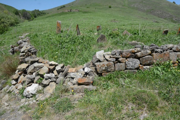 Экспедиция до высокогорного озера Галанчож в Чеченской Республике.

Проводились работы по цифровизации отдельных участков маршрутов Большой Кавказской тропы, актуализация на местности, выявление зон повышенной опасности. 

Для формирования цифровых паспортов сделаны замеры более 30 объектов культурного наследия, в том числе наскального типа и ранних захоронений. 

На сухих участках БКТ проводилось выявление источников питьевой воды.

Все работы на Большой Кавказской Тропе проводятся по согласованному плану Министерства по туризму Чеченской Республики и администрации Аргунского музея-заповедника.

Все цифровые паспорта объектов будут доступны в системе Территория для широкого пользования.