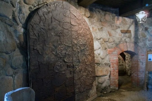 17 апреля в Международном центре реставрации в Рождествено открывается выставка "Крепости Ленинградской области", которая расскажет о 10 крепостях - Анненских укреплениях, Ивангородской, Копорской, Любшанской, Староладожской, Тиверской, Ямгородской, Орешке, Тронгзунде и Кореле.

Именно Корела, расположенная в Приозерске, окажется в центре внимания. В крепости сохранился уникальный символ побед Петра Великого в Северной войне - ворота, обитые шведскими латами. Реставраторы Международного центра уже завершили работы по сохранению одной из створок и посетители смогут детально ее рассмотреть и узнать о прошедших работах.