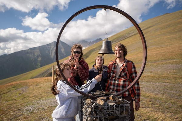 В честь Дня знаний курорт "Мамисон" организовал интересную развлекательную программу для детей.

Дети поучаствовали в занимательном уроке химии, проводя опыты с жидким азотом, уроке веселой азбуки с логическими заданиями и школьными головоломками, а также веселом уроке танцев.

Также участники вдоволь наигрались в батутной и шахматной зонах, в подарок получая сладкую вату.