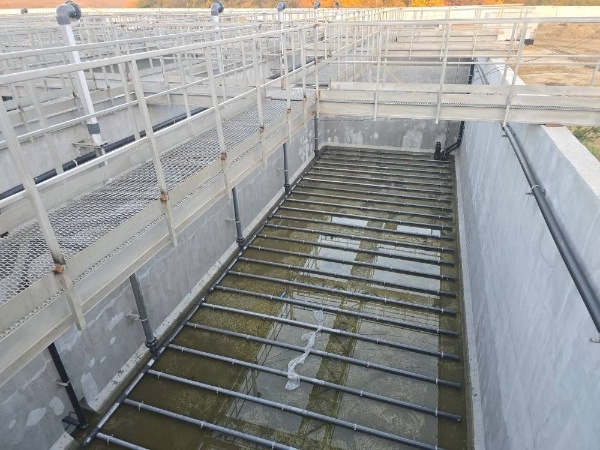 В Сунже строят современные очистные сооружения.

Работы идут с опережением графика.

Что уже сделано в 2025 году:
Монтаж технологического оборудования;
Укладка напольной плитки;
Монтаж отопления и канализации;
Работы в производственном корпусе.

Что идет сейчас:
Кровельные работы;
Укладка канализационного коллектора;
Прокладка инженерных сетей;
Монтаж сэндвич-панелей здания доочистки;
Устройство приямка;
Монтаж оборудования денитрификатора-аэротенка.

На объекте задействованы 34 работника и 6 единиц техники.

Новые очистные сооружения решат проблему водоотведения и очистки сточных вод.