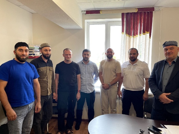 Сотрудники Джейрахско-Ассинского музея-заповедника примут участие в ежегодном, ставшем традиционным, шестом Марафоне Джейрах, который стартует в республике Ингушетия уже в это воскресенье, 22 сентября!

За шестилетнюю историю этого забега гостями республики стали более 1000 человек из более чем 100 городов России.

В 2024 году, в год празднования 100-летия Республики, Марафон Джейрах собирает рекордное количество гостей из 32 субъектов РФ и 66 городов.

Дистанции доступны, как для новичков, так и для профессионалов - от детских забегов на 500 метров, до классической марафонской дистанции в 42 километра.

300 участников забега устремятся ввысь по горным дорогам Джейрахского района чтобы увидеть самые красивые пейзажи асфальтового марафона страны!