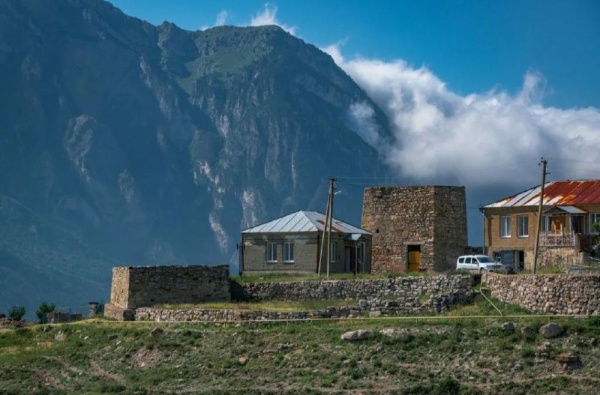 "АСМ Групп" продолжает работы по выявлению неучтенных исторических построек на территории горной Ингушетии и внесению их в создаваемую компанией при поддержке Благотворительного фонда "САФМАР" - Единую электронную базу памятников Ингушетии. Постройки, обладающие признаками объектов культурного наследия, также должны быть занесены в Реестр объектов культурного наследия Ингушетии для их юридической и фактической защиты.

Команда "АСМ Групп" заканчивает работы по изучению и выявлению построек и стел на Башенном комплексе "Фуртоуг". В существующем реестре находятся 9 объектов культурного наследия, включая жилые башни и склепы. Специалисты "АСМ Групп" выявили на "Фуртоуг" еще 55 исторических памятников, обладающих признаками объектов культурного наследия, среди которых уникальные основания жилых и хозяйственных построек, а также каменные стелы.

"АСМ Групп" направило в Комитет по охране объектов культурного наследия Ингушетии 55 заявлений о включении выявленных объектов в Реестр вновь выявленных объектов культурного наследия Ингушетии. Надеемся, что в течение 90 рабочих дней еще 55 объектов юридически станут выявленными объектами культурного наследия Российской Федерации и займут свое достойное место среди других уникальных памятников страны. "АСМ Групп" готово оказать всю дополнительную необходимую помощь, чтобы юридически защитить уникальные строения Башенного комплекса "Фуртоуг".