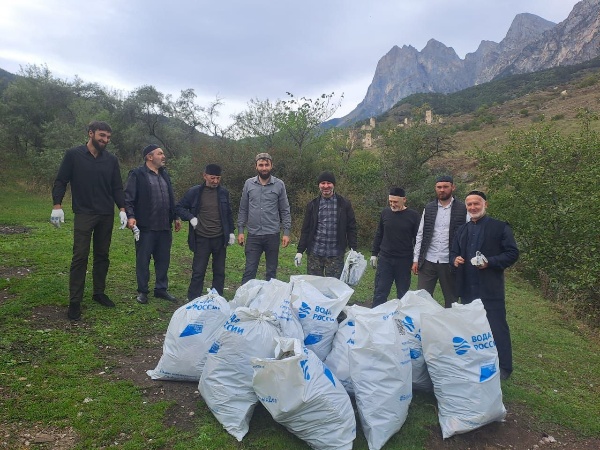 Сотрудники музея-заповедника провели субботник на территории древнего комплекса "Эгикал" и по руслу реки "Аьги-хи". 

Было собрано и вывезено около двадцати мешков мусора. 