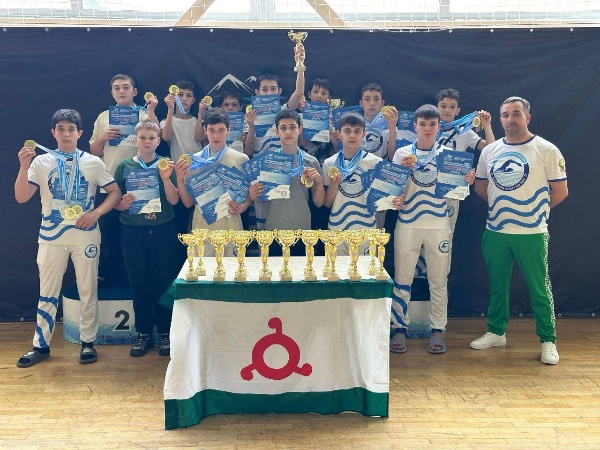 Ингушские пловцы завоевали 27 медалей на турнире, приуроченном к Дню возрождения балкарского народа. Соревнования прошли в поселке Кашхатау в Кабардино-Балкарии. 

Ингушетию на турнире представляли 13 пловцов под руководством президента Федерации плавания Республики Амерхана Мальсагова. Наибольшее количество медалей принесли индивидуальные достижения спортсменов. Особый вклад в победу внесли эстафетные команды, которые заняли первые места в различных возрастных группах и стилях плавания.

В общей сложности спортсмены завоевали 14 золотых, 7 серебряных и 6 бронзовых медалей. Пловцы подтвердили высокий уровень подготовки, засвидетельствовав значительный прогресс в развитии плавания в Республике.