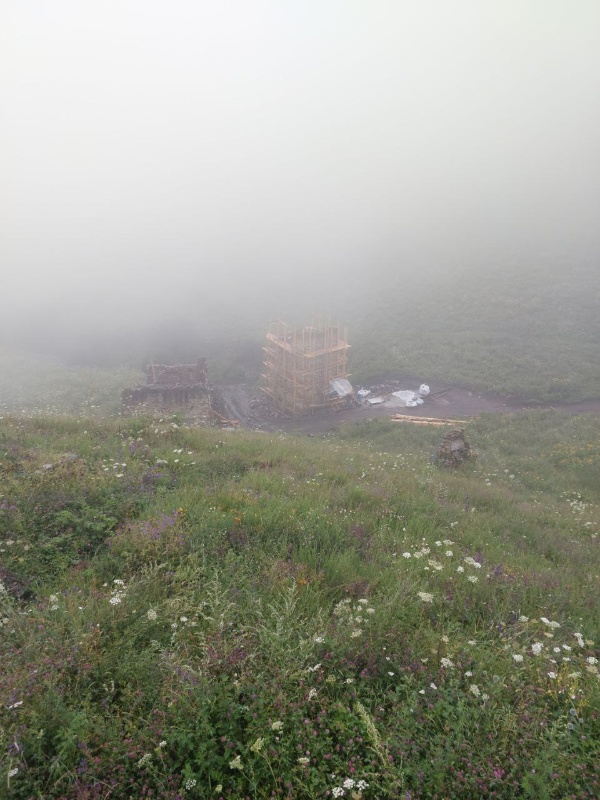 Уже более чем на 15 объектах культурного наследия башенного комплекса "Тумги" в горной Ингушетии кипит работа реставраторов по проекту "АСМ Групп". Полубоевые и жилые башни, а также склепы, одеты в строительные леса, полным ходом идет реставрация каменных стен, восстанавливаются деревянные перекрытия и сланцевые крыши.

Именно на "Тумги" недавно в ходе исследований был найден клад медных и серебряных монет времен эпохи Золотой орды, который сейчас храниться в Назрановском музее.

Партнеры проекта - Благотворительные фонды "САФМАР" и "Возрождение".