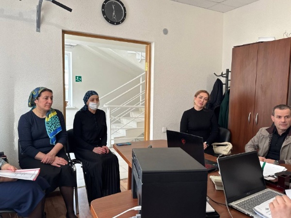 17 февраля 2026 года в Администрации Джейрахского муниципального района прошло третье  заседание межведомственной комиссии по делам несовершеннолетних и защите их прав. 

На повестке дня были следующие вопросы:

1. Рассмотрение административных материалов в отношении ряда граждан.

- Были изучены случаи нарушения прав несовершеннолетних и приняты меры по их устранению.

2. Анализ текущей работы комиссии. 

- Обсудили эффективность проводимых мероприятий и необходимость внесения изменений в работу комиссии.

По каждому рассмотренному делу комиссия приняла соответствующие решения и дала рекомендации. Это позволяет обеспечить защиту прав детей и подростков, проживающих на территории района. Регулярные заседания позволяют оперативно реагировать на возникающие проблемы и улучшать качество защиты прав несовершеннолетних.