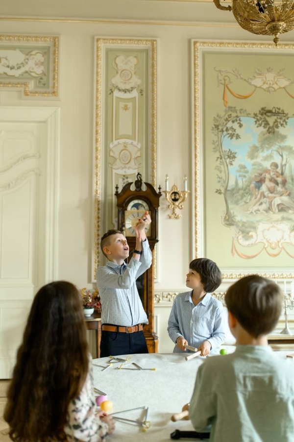 С 10 по 15 июня в "Особняке Мясникова" на улице Восстания, 45, Детская Светская Академия объединит разнообразные детские занятия, итогом которых станет грандиозный отчетный концерт. Академия научит деток игре на музыкальных инструментах, актерскому мастерству и танцам, будут устроены кинопоказы и увлекательный квест по всему пространству старого особняка.

Лучший проект реставрации Санкт-Петербурга 2008 от "АСМ".