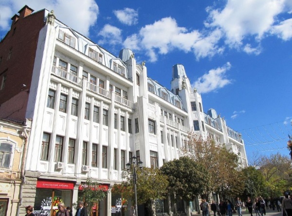 В центре Саратова стартовала реставрация бывшей гостиницы "Астория" - объекта культурного наследия федерального значения, более известной под названием "Волга".

История "Астории" восходит к 1911 году, когда купец первой гильдии Дмитрий Тихомиров приобрел участок на тогдашней Немецкой улице. Первоначально он задумывал возвести жилой дом, однако к 1913 году проект был изменен, - архитектор Семен Каллистратов разработал план строительства гостиницы на 200 номеров с торговыми помещениями на первом этаже. Здание возвели в стиле арт-деко - с мансардным этажом, открытыми галереями и скульптурами рыцарей на пилонах, созданных по эскизам скульптора Богословского. Гостем отеля часто был Владимир Маяковский.