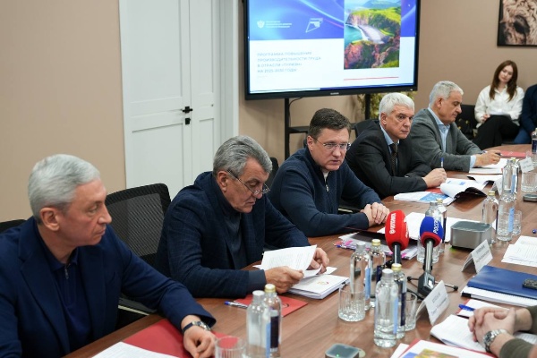 На курорте «Мамисон» вице-премьер Александр Новак провел совещание, посвященное производительности труда в туризме.

На встрече с участием главы Северной Осетии Сергея Меняйло, заместителя полпреда в округе Владимира Надыкто, заместителей министра экономического развития Сергея Назарова и Дмитрия Вахрукова, а также руководства Кавказ.РФ  была представлена пилотная программа повышения производительности труда в туризме. Её разработали в конце декабря прошлого года.

"Президентом поставлена амбициозная задача по увеличению темпов роста производительности труда в стране. В условиях дефицита кадров это ключевой фактор для повышения эффективности и перераспределения рабочей силы в высокопроизводительные сектора. Туризм обладает значительным потенциалом для такого рывка", – подчеркнул вице-премьер. 

Реализацией этой программы будет заниматься созданный на базе Кавказ.РФ отраслевой центр компетенций (ОЦК) в области туризма. Первые успешные проекты уже есть — о них Александру Новаку рассказали сами отельеры. 

Так, в результате работы с ОЦК в пятизвездочном отеле «Майри Парк» на Архызе время полной уборки номера сократилось на 24 минуты, готовность к заселению стала наступать на час раньше, прекратились претензии гостей по чистоте/ комплектации номера. 

"Уровень вовлеченности работников значительно вырос. Люди поняли, что они не стали работать больше, а просто легче и быстрее выполняют ту же работу, что и раньше. Система подачи предложений по улучшениям позволяет работникам видеть, что их идеи видны, принимаются во внимание, а не теряются где-то в бумажном потоке. Оптимизация позволила нам подумать о том, что при дальнейшем внедрении предложенных инструментов, работу по подготовке коттеджа к заселению без потери качества и времени могут производить два работника, а не три, как сейчас. Это позволит убирать одновременно больше коттеджей, что очень важно в периоды пиковой нагрузки", — рассказывает Елена Котова, генеральный менеджер отеля.

Одним из механизмов повышения производительности труда являются «коробочные решения» — проработанные алгоритмы изменений самых рутинных и важных отельных процессов. В их числе: оборот текстиля в прачечной, комплектация и подготовка номера, бронирование и размещение гостя, организация «шведского стола». 

Еще один механизм — адресная поддержка отстающих. Здесь в зоне внимания экспертов будут, в первую очередь, санатории и парки развлечений, где по исследованиям самая низкая производительность труда и не хватает готовых решений в силу специфики каждого объекта. Интересно, что производительность турагентств и туроператоров, наоборот, превышает среднеотраслевой показатель, поэтому данной целевой группе в программе уделяется  меньше внимания. 

Решение кадрового вопроса актуально и для открывшегося в прошлом году курорта «Мамисон», который построил Кавказ.РФ. Кластер стал первым крупным инфраструктурным проектом государства в горах после введения европейских санкций от производителей канатных дорог. Сейчас на Мамисоне работают две канатки и и 10 км трасс. Турпоток в 2025 году составил 40 тысяч человек, в январе текущего года —  10 тысяч туристов. 

"Решать все «детские болезни» нового объекта нам помогает опыт, наработанный на других курортах, построенных компанией. Так, к примеру, службу спасателей и лавинщиков готовила известная на всю страну эльбрусская команда, ОЦК здесь внедряет экспертизу, наработанную на крупных курортах с турпотоком 7000-10000 гостей в день.  Большое внимание уделяем преемственности и обратной связи от гостей. Это постоянный процесс улучшений, где нельзя останавливаться ни на день", – отмечает Андрей Юмшанов, генеральный директор Кавказ.РФ. 

Реализация всего комплекса мероприятий, предусмотренных программой, позволит к 2030 году повысить производительность труда на 23 % по отношению к 2024 году. В натуральном выражении это позволит повысить добавленную стоимость по четырем «туристским» направлениям на 179,4 млрд рублей.