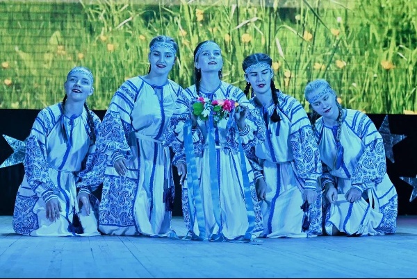 На протяжении трёх дней в ПГУ проходили посвящения в студенты!

Яркие номера от творческих коллективов ПГУ, тёплые напутствия от ректора Александра Павловича Горбунова и советника ректора по Воспитательной работе и молодёжной политике Кондраковой Эльвиры Дмитриевны, а также выступления лидеров студенческих организаций создали по-настоящему праздничную атмосферу.

Но самый волнительный момент ждал первокурсников в финале – Торжественная клятва студента! 