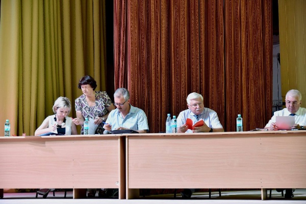 3 сентября в Большом актовом зале ПГУ прошло расширенное заседание Учёного совета с участием сотрудников и студенческого актива. Главная тема – переход к новой модели высшего образования.

Ректор ПГУ профессор Александр Павлович Горбунов представил ключевые положения реформы: единый уровень «высшее образование», новые сроки обучения, обновлённые стандарты, усиление практической подготовки и более тесное взаимодействие вузов с работодателями.

Ректор отметил, что миссия ПГУ – оставаться центром образования, науки и инноваций, готовящим лидеров нового типа.