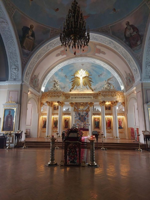 Главный зал "Храма Святой Мученицы Татианы" при Московском Государственном Университете, на Моховой улице. Проект реставрации стартует в ближайшие дни.