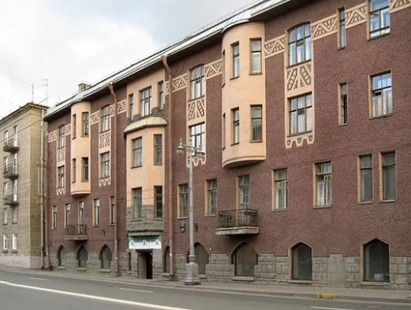 Дом Юлиуса Коллана на Большом проспекте Васильевского острова, 92 признан объектом культурного наследия регионального значения. 

Четырехэтажный жилой дом построен в 1904-1905 годах по проекту архитектора Федора Лидваля. Как сообщает КГИОП Санкт-Петербурга, подчеркнуто лаконичное и скромное здание стало одним из лучших образцов северного модерна. В архитектурном решении лицевого фасада традиционно выделен камнем первый этаж, а также окна, разнящиеся по высоте и форме. Центр фасада акцентирован массивным трехгранным эркером, расположенным над входом. Фасад решен в контрастных цветах, отдельные части подчеркнуты и выделены лепным декором с геометрическими "северными" орнаментами.