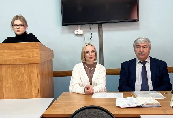 В Институте юриспруденции и инжиниринга ПГУ прошёл исторический диктант для первокурсников направления «Юриспруденция».

Участники проверили свои знания о старых и новых топонимах Пятигорска в рамках всероссийского конкурса «История страны – история регионов», приуроченного к Году единства народов России.

Студенты не только погрузились в историю родного города, но и увидели, как названия улиц и площадей отражают развитие региона, его культурное наследие и правовой контекст. Эксперты отметили высокий уровень подготовки участников и их искренний интерес к прошлому своего края.