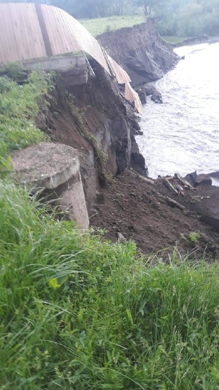 Уже в октябре в сельском поселении Галашки Сунженского района начнутся работы по расчистке и укреплению русла реки Асса. 

Мероприятия проводятся по поручению Главы Ингушетии Махмуд-Али Калиматова, откликнувшегося на обращения жителей. Главная цель – защитить жилые дома и приусадебные участки от разрушительных последствий паводков.  

Река Асса – одна из крупнейших в регионе, и в период паводков уровень воды в ней значительно повышается, что приводит к размыву берегов. 

Особенно уязвим участок вдоль улицы Заречная в Галашках. Здесь ширина берега за последние годы сократилась на 4–12 метров! Это создает серьезную угрозу подтопления жилых построек. 

Что будет сделано? Будет проведена расчистка русла реки на 400-метровом участке, перенаправлен поток воды в центральную часть и укреплен правый берег. Эти меры позволят увеличить пропускную способность реки, предотвратить дальнейший размыв берегов и снизить риск паводковых подтоплений. 

Завершить работы планируется в ноябре, до наступления холодов. 