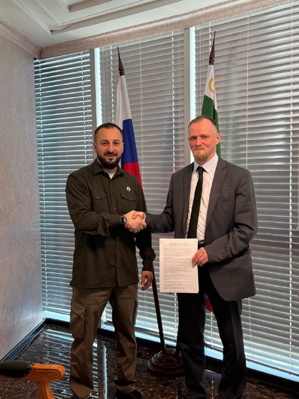 Министерство по туризму Чеченской Республики и ЦКРТ «Территория» подписали официальное соглашение о сотрудничестве, направленное на развитие туристической инфраструктуры, цифровизацию управления и сохранение культурного наследия Республики.

В рамках соглашения планируется разработка и внедрение инновационных идей и проектов, которые будут способствовать социально-экономическому развитию территорий Чеченской Республики. Стороны намерены активно поддерживать инициативы региональных туристских организаций и участвовать в реализации программ, направленных на комплексное развитие индустрии туризма. Это включает в себя организацию совместных мероприятий, семинаров и выставок, а также повышение интереса к спорту и туризму на Северном Кавказе.

Особое внимание будет уделено сохранению объектов исторического и культурного наследия, создание безопасных и комфортных условий для туристов и жителей региона.

Соглашение направлено на формирование сбалансированной стратегии социально-экономического и пространственного развития Чеченской Республики, поддерживая положительный имидж как Министерства ЧР по туризму, так и Центра комплексного развития автономных территорий «ТЕРРИТОРИЯ».