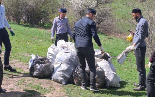 Вчера,  совместно сотрудники Джейрахско-Ассинского музея-заповедника и Комитета Государственной охраны объектов культурного наследия Республики Ингушетия, приурочив к международному Дню памятников и исторических мест, который отмечается 18 апреля по всему миру, и девизом которого стали слова: «Сохраним нашу историческую родину», провели масштабный субботник на территории комплекса «Эгикал», вдоль русла реки Аьги-хи  – притока Ассы.

В результате проведенных санитарных мероприятий был очищен приток реки Асса, собрано и вывезено около 15 мешков мусора.

Мероприятие было проведено с целью привлечения внимание широкой общественности и представителей власти к вопросам защиты и сохранения местных памятников и исторических мест, а также объектов всемирного культурного наследия.

Международный День памятников и исторических мест - также известный как День всемирного наследия, установлен в 1982 году Ассамблеей Международного совета по вопросам охраны памятников и достопримечательных мест (ICOMOS), созданной при ЮНЕСКО.

Праздник отмечается с 1984 года и он дает возможность больше узнать о многообразии мирового наследия и о силах, которые прикладываются для его защиты и сохранения.

В России в настоящее время насчитывается примерно 150 тысяч объектов культурного наследия федерального и регионального значения. А базовым законом в области сохранения, использования и государственной охраны объектов культурного наследия (памятников истории и культуры) является Федеральный закон от 25 июня 2002 года N 73-ФЗ «Об объектах культурного наследия (памятниках истории и культуры) народов Российской Федерации».
