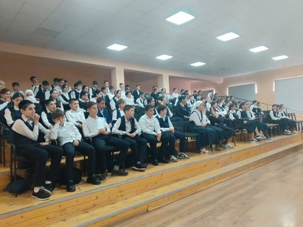 03.09.2024г работники ДК с. п. Джейрах в лице методиста Харсиевой Амины Руслановны и художественного руководителя Льяновой Радимхан Мухарбековны совместно с работниками ГБОУ «СОШ - Детский сад с.п. Джейрах имени И. С. Льянова» провели мероприятие, посвящённое Международному Дню солидарности в борьбе с терроризмом, на котором присутствовали представители администрации района в лице Борова Муссы А. и Льянова Рамазана Т., представителя органов внутренних дел в лице Цурова Ахмеда Ю., представителя духовенства в лице учителя истории религий Шаухалова Назира Р.  (7-11 классы - 89 уч.) Мероприятие было посвящено трагедии Беслана и другим трагическим событиям, связанным с терроризмом. Был показан видеоролик о событиях в Беслане. В ходе демонстрации ролика ребята узнали о трагедии Беслана, в которой в первую очередь пострадали дети.

Основной задачей таких мероприятий является сформирование у детей нравственных ценностей, представление о добре и зле, милосердии, побуждение к активным действиям во имя добра. Важно помнить, что с терроризмом следует не только бороться, но и предупреждать его возникновение. Повсеместно нужно говорить о том, что необходимо уважение культурных и религиозных ценностей. Все люди имеют право на спокойную и мирную жизнь. Только толерантность и взаимоуважение помогут нам предупредить разрастание терроризма, и лишить преступников надежды на поддержку в обществе. День солидарности в борьбе с терроризмом это напоминание каждому из нас о том, как важно единство и внимательность друг к другу. Мы все вместе должны объединиться против распространения насилия, терроризма и экстремизма. Только совместными усилиями мы сможем противостоять этому злу и создать безопасное будущее для всего человечества.