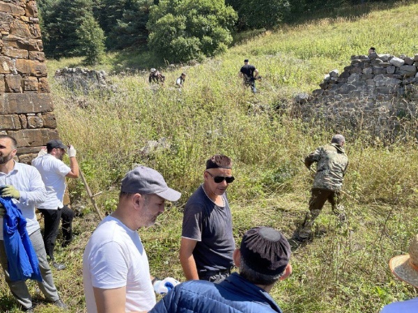 Сотрудники Джейрахско-Ассинского музея-заповедника совместно с представителями тейпа Кокурхой провели субботник на башенном комплексе "Коки". Была очищена территория комплекса, произведены покос травы и нежелательной растительности, вырублены кустарники. 

Проведённые мероприятия, предваряют масштабные исследовательские работы по выявлению и учёту объектов культурного наследия, которые проводятся специалистами АСМ ГРУПП на всех архитектурных комплексах Ингушетии. 