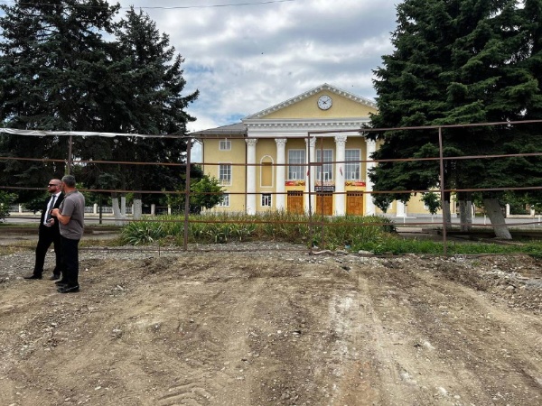 В Сунже обновляют дорогу к Дворцу Культуры.

На улице Энгельса полным ходом идет благоустройство 140-метрового участка. Уже подготовлено основание для асфальта и начата установка 10 новых опор освещения. 

Далее появится удобный и безопасный тротуар для пешеходов. Завершение работ ожидается через 10 дней.