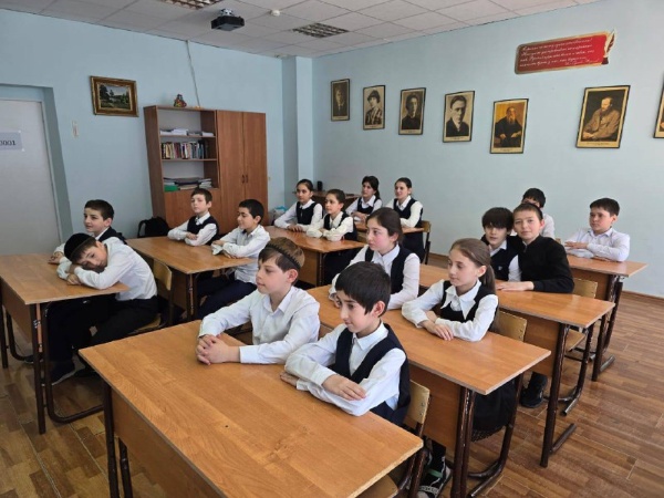 18.03.2025 года работники Дома Культуры с.п. Джейрах совместно с работниками ГБОУ «СОШ - Детский сад с.п. Джейрах имени И. С. Льянова» провели беседу с учащимися 4-7 классов, приуроченную 255-летию единения Ингушетии с Россией.