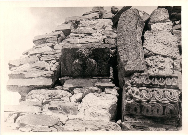 Интересные композиции храма "Тхаба-Ерды". 

Фотографии, сделанные до реставрации (1969-1971 гг) памятника. 