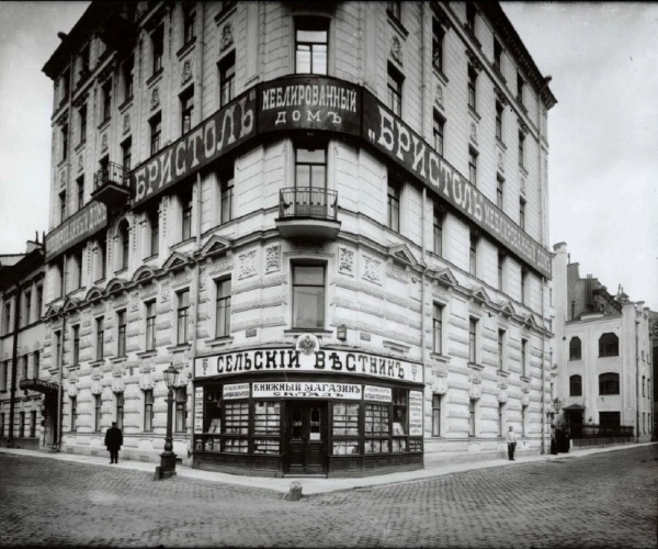 Как печатали книги и газеты в начале ХХ века? Как работала типография, где создавались афиши, визитки, рекламные листовки? 

Выставка "Старая типография", открывающаяся в Музее печати на набережной реки Мойки, раскроет устройство полиграфического производства и роль Петербурга как издательского центра. В конце XIX века в Петербурге была концентрацией типографий. Здесь печатали собрания сочинений классиков, научные труды, художественные альбомы. Крупные издатели участвовали в промышленных выставках, создавали учебные заведения, развивали печатное дело. Один из сохранившихся примеров частной типографии - здание в Волынском переулке. Построенное в 1905 году на средства Алексея Суворина, оно функционировало как полноценный полиграфический комплекс. Выставка позволяет заглянуть внутрь и понять, как была организована работа цехов. В экспозицию также входят печатные прессы, наборные кассы, резательные станки.
