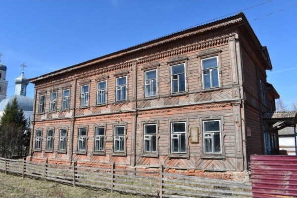 В Чувашском селе Красные Четаи, на Советской улице, 59 приступили к реставрации объекта культурного наследия "Двухэтажное деревянное здание школы". Кроме ремонта стропильной системы и замены кровли, особое внимание будет уделено реставрации наличников, потолочных розеток и круглых печей.