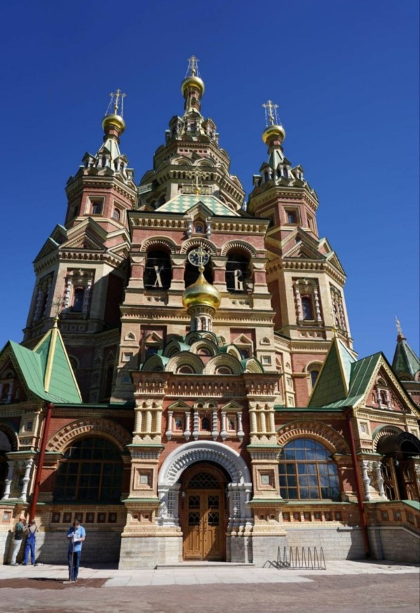 Реставрацию фасадов храма Петра и Павла в Петергофе завершат в следующем году. Реставраторы приступают к заключительному этапу реставрации фасадов - иньектированию трещин, реставрации керамических изразцов и работе с кирпичным декором.