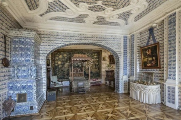 Директор Государственного Эрмитажа Михаил Пиотровский на пресс-конференции в ТАСС сегодня анонсировал реставрацию комплекса эрмитажных зданий.

"Мы приступаем к еще одной великой теме - это называется большая реставрация Эрмитажа. Так же, как Лувр в свое время сделал Большой Лувр и пришло им время снова все сделать, нам нужно снова реставрировать весь комплекс эрмитажных зданий, - прошло много времени с тех пор, когда все это было сделано. Это новый проект на много лет, который будет важен теоретически и научно. Речь идет и про такие жемчужины, как Эрмитажный театр и Меншиковский дворец" - сказал Пиотровский.

Напомним, что оба этих уникальных объекта были отреставрированы по проектам архитекторов, позднее создавших "АСМ".