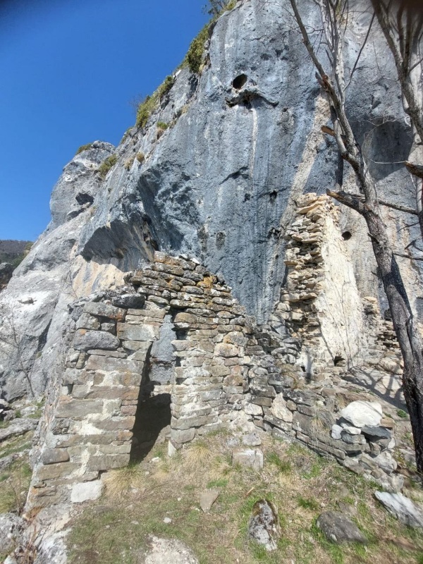 Дошхаклинский храм-святилище, расположен в западной части башенного поселения «Дошхакле».

Памятник открыт, введен в научный оборот и подвергнут археологическим раскопкам М.Б. Мужухоевым в 1979-1980 гг, датируется  XIV-XV вв.

Святилище представляет собой весьма оригинальную постройку с узкими входами, оно пристроено к скале, имеет три камеры. С другой стороны к храму имелась большая пристройка с отдельным входом. К нашим дням сохранилась лишь основание этой пристройки.

Внутри памятника имеются кости и рога жертвенных и диких животных. Стены широкие, на них расположены небольшие тайнички и ниши.  Объект полуразрушен, крыша не сохранилась.

Последний мониторинг памятника сотрудниками Джейрахско-Ассинского музея-заповедника был проведен к концу апреля текущего года, в ходе которого также было отмечено его неудовлетворительное состояние.   