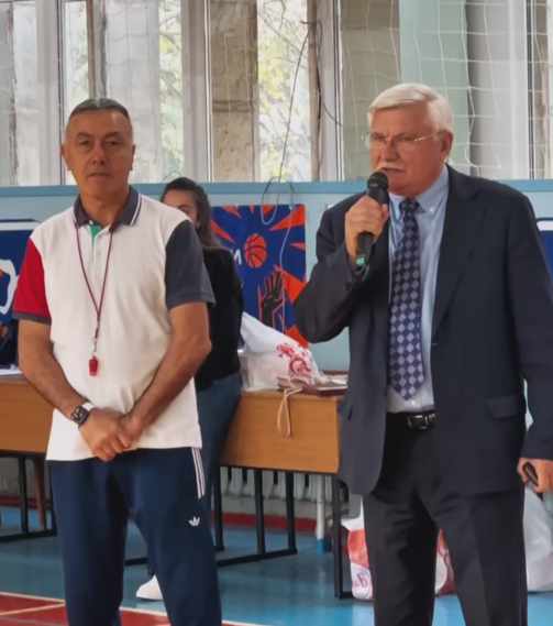 В ПГУ прошёл спортивно-интеллектуальный турнир, посвящённый Дню таможенника России.

Мероприятие проводится в рамках проекта «ПГУ – центр спортивной культуры» и программы «Профессионал должен быть здоровым» под руководством Ш. А. Имнаева. В турнире приняли участие не только студенты, но и проректоры ПГУ – Е.В. Ефимова и А.П. Колядин, – показав, что лучший пример – личное участие!

Организацию поддержали директора институтов И.М. Акопянц и В.П. Ермаков, а также преподаватели Кафедр креативно-инновационного управления и права, экономики, менеджмента и финансов. 

Турнир объединил спорт и интеллект, продемонстрировав командный дух, энергию и стремление к здоровому образу жизни.