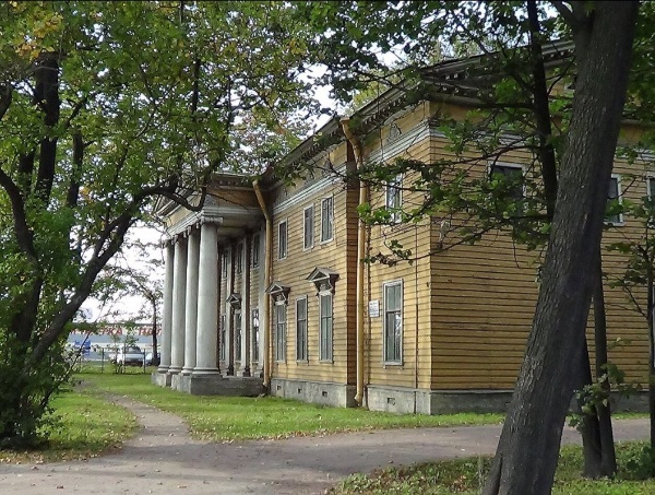 Наконец-то начинаются реставрационные работы на уникальном деревянном памятнике архитектуры "Дача Головина", построенном в 1824 году по проекту арх. Л. Шарлеманя в Санкт-Петербурге.

Компания City Solutions выиграла конкурс на право реставрации и превратит бывшую дачу в офисы.

А ведь проект реставрации и приспособления здания под офисы "АСМ" разработало еще 15 лет назад.