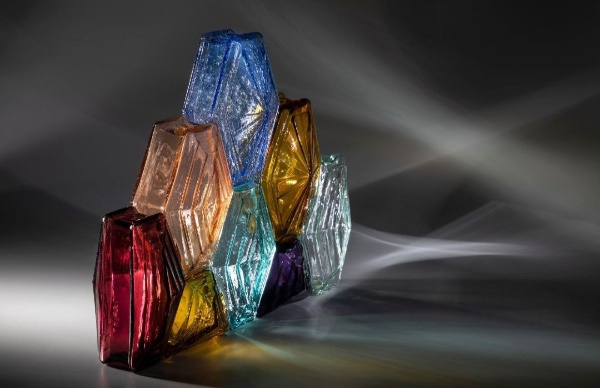 С 17 мая по 21 сентября в Выборгском замке представят масштабную коллекцию кирпичей Фальконье и старинных стеклянных архитектурных элементов.

На выставке "Свет сквозь время: архитектурное стекло в орбите Фальконье" представят напольные призмы и иллюминаторы, оконные призмы Люксфер, стекла Капплер, стеклянную черепицу, разнообразные ручки со стеклянными валиками, советские стеклоблоки и многое другое стеклянное. Особое место в экспозиции займут подлинные каталоги и прейскуранты начала ХХ века, подтверждающие аутентичность коллекции.