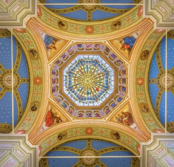 Церковь Пресвятой Троицы на Октябрьской набережной в Петербурге - первый объект совместной работы "АСМ Групп" с структурами "Газпром". Проект реставрации полностью искаженного внешнего облика храма и его интерьеров занял у архитекторов компании около года. Кроме того, были разработаны проект воссоздания иконостаса и проект живописной отделки.