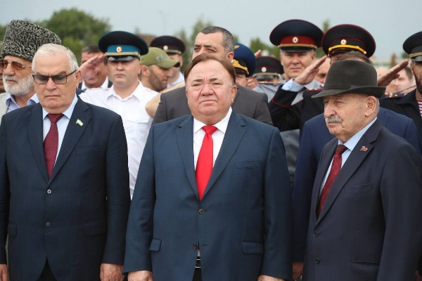 У Мемориала памяти и славы в Назрани прошла церемония возложения цветов, посвященная Дню солидарности в борьбе с терроризмом. 

Глава Ингушетии Махмуд-Али Калиматов вместе с представителями власти, силовых структур, общественных организаций и молодежи почтили память погибших минутой молчания и возложили цветы к Вечному огню. 

Особое внимание было уделено молодёжи. Кадеты Горского кадетского корпуса и юнармейцы встали в почётный караул, а волонтёры раздали памятки по профилактике терроризма. 