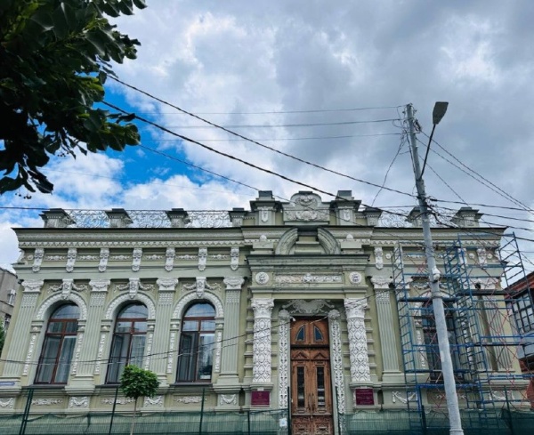 В Краснодаре начаты работы по реставрации фасадов объекта культурного наследия "Дом генерала Вишневецкого" - одного из самых узнаваемых памятников архитектуры города.

Особняк генерал-майора Никиты Вишневецкого построен в 1896 году по проекту краснодарского архитектора Ивана Мальгерба в стиле эклектики с элементами классицизма.
