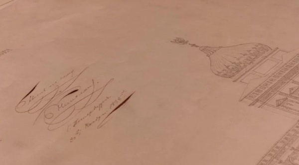 Музеи Московского кремля впервые представили трехтомный каталог уникальной архитектурной графики комплекса Кремлевского дворца и Оружейной палаты. 

Облик комплекса Московского кремля многократно перестраивался в течение столетий, прежде чем стать таким, каким мы привыкли видеть его сегодня. Единственное, что свидетельствует о прошлых изменениях, - сохранившиеся чертежи второй половины XVIII - первой четверти ХХ века из Отдела графики Музеев Московского кремля. Их в беспрецедентном объеме - 775 чертежей, рисунков и эскизов - музей представил публике в издании "Архитектурная графика. Комплекс Кремлевского дворца. Оружейная палата".

Наибольшую сложность в работе представлял объем - только из Фонда графики были привлечены более 700 листов. Историки также работали с коллекцией чертежей Матвея Казакова, хранящейся в Музее архитектуры, чертежами из собрания Исторического музея и документами из Российского государственного архива древних актов и Российского государственного исторического архива. Другая сложность в работе заключалась в руинированном состоянии чертежей. В отдельных случаях только после реставрационных работ - укрепления и очистки от загрязнений, удавалось прочесть подписи и установить авторство. 

"Самые сложные, как ни странно, чертежи 20-х годов ХХ века. Они выполнялись на очень плохой бумаге. Многие чертежи делались на кальке, которая ломается со временем, буквально крошиться в руках. Реставраторам удается собрать эти вещи - это наиболее сложная работа. Даже с чертежами XVIII века работать легче, так как качество бумаги было лучше" - Ася Тихомирова, хранитель Фонда графики Музеев Московского кремля.