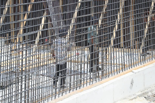 В Сунженском районе продолжается строительство нового здания Республиканской санаторно-лесной школы им. А. Чаниева.

Работы ведутся в рамках федерального проекта «Современный облик сельских территорий» госпрограммы «Комплексное развитие сельских территорий». 

Планы на 2025–2026 годы:

До конца 2025 года — несущие конструкции, кровля и коммуникации.

В 2026 году — внутренние отделочные работы, установка оборудования и благоустройство территории с футбольным, волейбольным и баскетбольным полями.

Новый интернат рассчитан на 120 мест. Учреждение будет доступно не только жителям Галашек, где проживает около 7 тысяч человек, но и детям из соседних населённых пунктов.