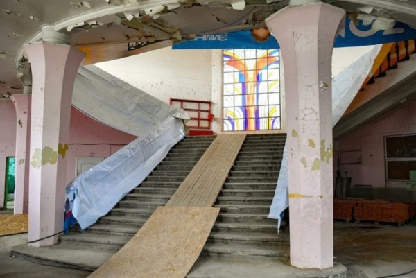 В Твери продолжаются реставрационные работы на объекте культурного наследия регионального значения "Дворец пионеров". В настоящее время проводятся противоаварийные мероприятия по усилению фундаментов, перекрытий и кирпичной кладки.

Изначально здание строилось как фабрика-кухня, однако по назначению никогда не использовалось. В 1930-е годы здесь располагались жилые помещения, Союз нефтяников и шоферов, лесопильня и экскурсионное бюро. В 1939 году здание было перестроено по проекту арх. И.Леонидова и передано Дворцу пионеров города Калинина. Во время оккупации здание было частично сожжено, а в 1947 году восстановлено.