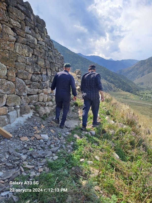 Сотрудники Джейрахско-Ассинского музея-заповедника провели субботник на территориях архитектурных комплексов «Хамхи» и «Средний Хайрах». Работниками был собран и вывезен весь мусор с комплексов и приведена в соответствующее санитарное состояние прилегающая территория комплексов.

Пользуясь случаем, призываем всех жителей соблюдать чистоту и порядок на заповедной территории. Берегите наше культурное наследие!!!