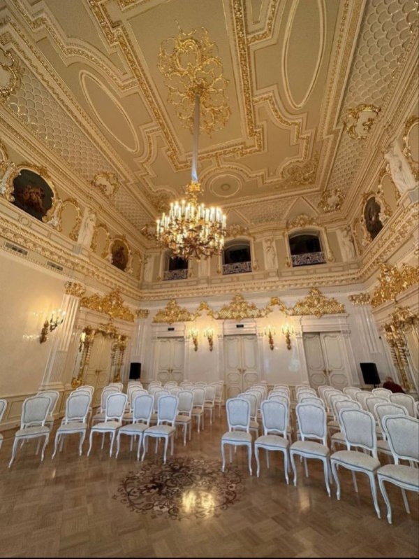 16 июня в 17.00 в "Особняке Мясникова" на улице Восстания, 45 в Санкт-Петербурге, в камерной атмосфере состоится уникальная лекция "Укради меня: самые громкие кражи картин в истории". Рассказ о самых громких и дерзких кражах произведений искусства с Public Talk на тему фальсификаций в мире искусства с сопровождением легких закусок и напитков.

Реставрация особняка - Лучший проект реставрации Санкт-Петербурга 2008 года от "АСМ".