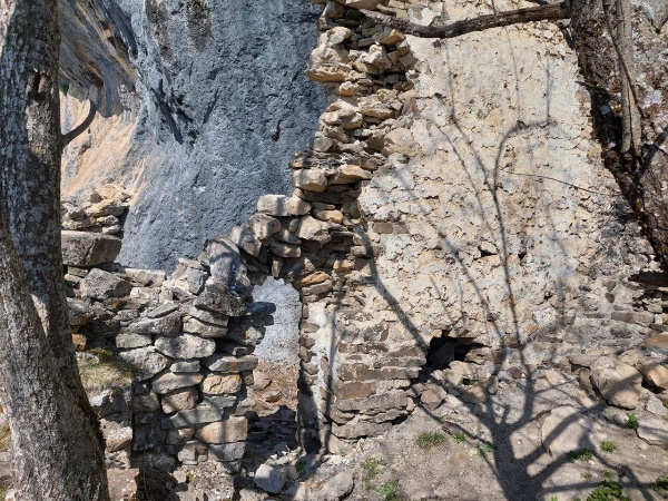 Дошхаклинский храм-святилище, расположен в западной части башенного поселения «Дошхакле».

Памятник открыт, введен в научный оборот и подвергнут археологическим раскопкам М.Б. Мужухоевым в 1979-1980 гг, датируется  XIV-XV вв.

Святилище представляет собой весьма оригинальную постройку с узкими входами, оно пристроено к скале, имеет три камеры. С другой стороны к храму имелась большая пристройка с отдельным входом. К нашим дням сохранилась лишь основание этой пристройки.

Внутри памятника имеются кости и рога жертвенных и диких животных. Стены широкие, на них расположены небольшие тайнички и ниши.  Объект полуразрушен, крыша не сохранилась.

Последний мониторинг памятника сотрудниками Джейрахско-Ассинского музея-заповедника был проведен к концу апреля текущего года, в ходе которого также было отмечено его неудовлетворительное состояние.   