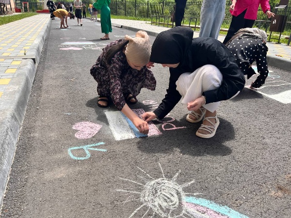 После концерта работники ДК провели для детей конкурс рисунков на асфальте «12 июня – День России». Перед жюри стояла непростая задача — выбрать из большого количества талантливых работ ту, которая бы полностью соответствовала заявленной теме и условиям конкурса, а также отличалась искренностью и оригинальностью. 

Первое место одержал рисунок сестер Салимы и Самиры Евкуровых, второе место разделили работы Евкуровой Хадижи и трио Ясмины Котиевой и сестер Сафии и Сальмы Батыровых, третьим местом отмечено творчество Евкурова Сайфуллы и Евкурова Магомеда. Победителям вручили памятные подарки, а худрук Точиева М. И. купила детям утешительное мороженое.