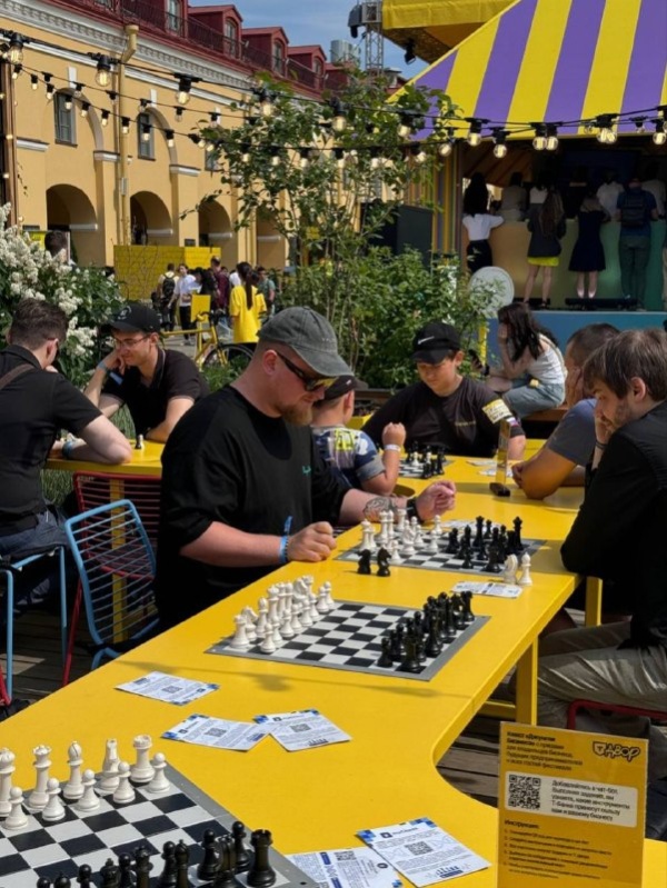 В самом разгаре сегодня День бизнеса во внутреннем дворе Никольских рядов на Садовой улице в Петербурге.

Приспособление дворового пространства бывшего Никольского рынка от "АСМ Групп".