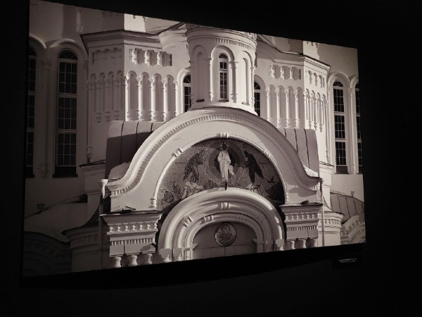 Архитекторы "АСМ Групп" посетили Третьяковскую галерею и ознакомились с работами фотовыставки "Стена и слово. Русский монастырь на границе с небом." 

Более 80 черно-белых фоторабот представляют архитектуру и историю 10 русских монастырей, расположенных в разных уголках России. Безусловно приятно было ознакомиться с необычными фото по Псково-Печерскому монастырю, где в настоящее время работает команда "АСМ Групп". 

Компанию в осмотре составили Хондзинский Николай - дирижер Мариинского театра, Хашиев Алихан - вице-президент корпорации "Синергия" и Милехин Андрей - профессор МГУ, а саму экскурсию по выставке провел один из ее авторов - Эдуард Бояков - художественный руководитель МХАТ им. М.Горького, создатель фестивалей "Золотая маска" и "Новая драма".
