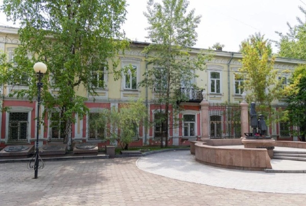 In Krasnoyarsk, the cultural heritage object “I.G. Gadalov's House of Income” located at the corner of Mira and Paris Commune Streets will be restored. The historic house will be made a part of the museum quarter together with the Surikov Art Museum. Surikov Art Museum, located in a neighboring building.

The two-story house of the Gadalov dynasty was built in the late 19th century. In different years it housed grocery stores, Yenisei provincial administration, River Shipping Administration, military commissariat, hospital with a morgue in the basement and other institutions.

In early 1897, Vladimir Lenin, who was waiting in Krasnoyarsk to be sent into exile, often visited here. In 2021 any mention of the stay of the leader of the revolution here was removed from the official name of the object - and they did the right thing!

