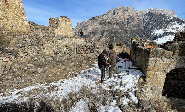 На башенных комплексах «Хамхи», «Тори», «Верхний и Нижний Бархане» проведены полевые работы по учету ОКН.

В ходе начавшейся работы по фиксации и учету объектов культурного наследия горной Ингушетии, сотрудниками Джейрахско-Ассинского музея-заповедника совместно со специалистами комплексных архитектурных  и реставрационных проектов АСМ ГРУПП проведены работы на архитектурных комплексах «Хамхи», «Тори», «Верхний Бархане», «Нижний Бархане». 

В результате проведенных работ в Нижнем Бархане зафиксировано 78 ОКН, в Верхнем Бархане – 84 ОКН, это погребальные стелы, жилые и полубоевая башни, склепы, заградительные стены, святилища и циклопическая постройка. В   башенном комплексе «Тори» идентифицировано 30 ОКН, в «Хамхи», по предварительным данным, - 103 объекта. Среди объектов комплекса «Хамхи»: руинированный мавзолей, сохранившееся святилище, боевые, полубоевые и жилые башни, надземные, подземные и полуподземные склепы и т.д.

Техническое состояние объектов можно разделить на следующие группы:

- крайне руинированные;

- руинированные постройки с сохранением основания и возможностью определения габаритов и первоначальных объемов;

- разрушенные и крайне аварийные постройки (подвергшиеся обрушению на половину от всего объема);

- частично разрушенные постройки;

- постройки в удовлетворительном состоянии.

Партнерами проекта являются благотворительные фонды «САФМАР» и «Возрождение».  
