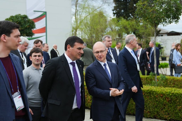 Опыт Кавказ.РФ по созданию туристских ОЭЗ востребован в Абхазии.

Экономический форум «Абхазия. Инвестиции в будущее» проходит на фоне активного развития российско-абхазских отношений и реализации совместных инвестпроектов. Открывали площадку Президент Абхазии Бадра Гунба, первый заместитель руководителя администрации президента России Сергей Кириенко, министр экономического развития России Максим Решетников. 

Делегация Кавказ.РФ во главе с Андреем Юмшановым представила работу государства в области развития территорий Северного Кавказа. 

О мерах господдержки и про работу, которую проводится на территории СКФО совместно с Минэкономразвития РФ и которая позволила округу расти в основных социально-экономических показателях, рассказал гендиректор Кавказ.РФ: «Инвестиции в основной капитал увеличились на 77%, валовый региональный продукт на 32%, а безработица снизилась практически вдвое. И это все за 5 лет! Мы готовы делиться опытом и участвовать в совместных проектах, чтобы помогать в улучшении инвестиционной среды на сопредельных территориях». 

Как туризм влияет на развитие экономики территории, поделился опытом исполнительный директор Кавказ.РФ Хасан Тимижев: «Всё это не просто новые объекты — это новые рабочие места, новые субъекты малого бизнеса, увеличение доходов, прирост населения и его социальное благополучие.  И мы готовы оказать Абхазии всё необходимое содействие в решении самых амбициозных задач развития инфраструктуры туризма».

В ответном слове модератор круглого стола и министр туризма Абхазии Астамур Логуа отметил профессионализм команды Кавказ.РФ и выразил надежду на дальнейшее сотрудничество: «Надеюсь, что много интересных проектов вместе с вами реализуем. Очень приятно видеть то, что вы уже сделали на Северном Кавказе. Мы здесь совсем недалеко, надо нам еще ближе стать». 